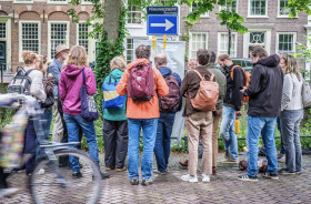 Deelnemers aan het kennisevenement tijdens de excursie, op de rug gezien