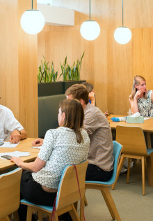 Leerlingen aan tafel levobgebouw