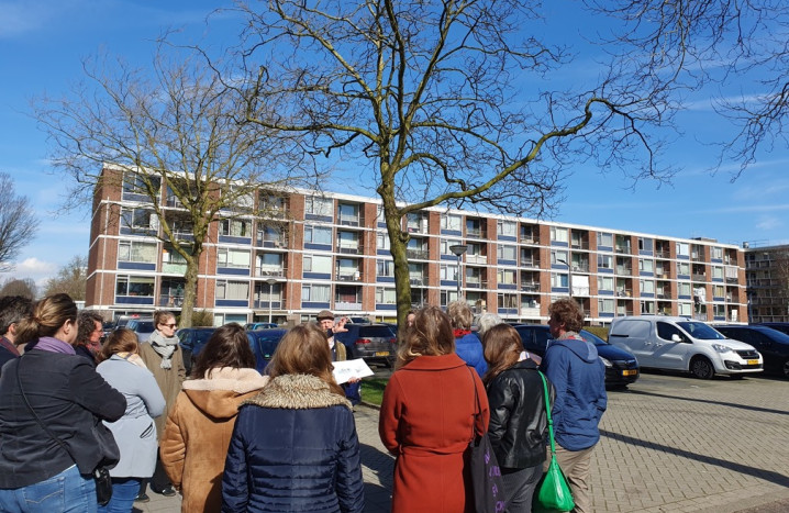 Deelnemers aan de erfgoedparticipatie-labs zijn op excursie in de wijken Peldersveld en Poelenburg in Zaandam