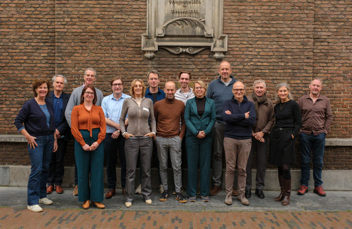 Groepsfoto van nieuwe lichting alumni van de leergang Erfgoedfilisofie