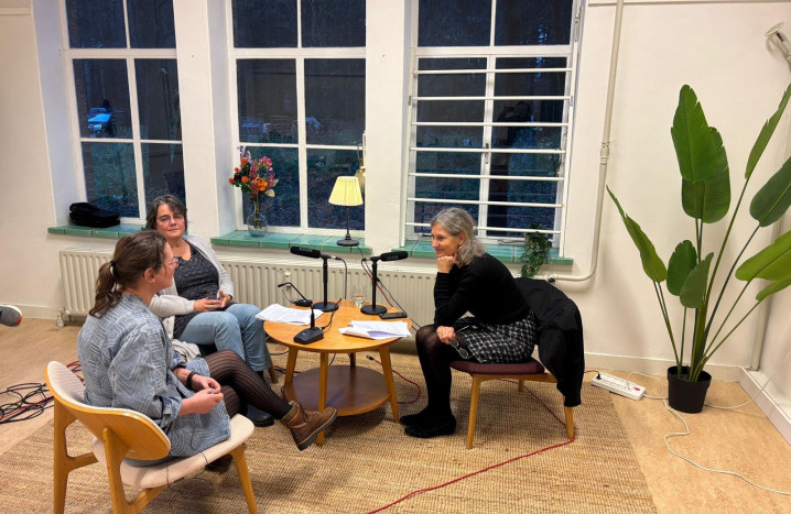 Interviewsetting met Nynke de Vries, Monique Eerden en Yvonne Ploum die aan een laag tafeltje zitten en in gesprek zijn.