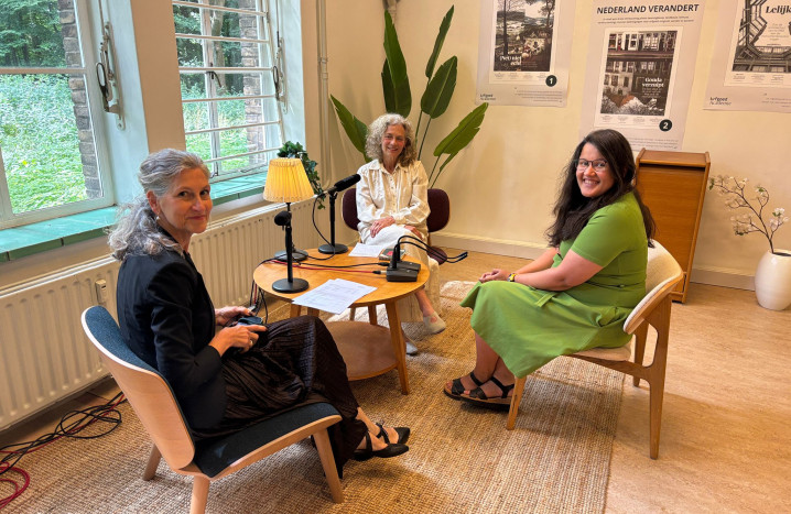 Yvonne Ploum, Michaele Hanssen en Yasmin Geradts zitten klaar voor de podcastopname