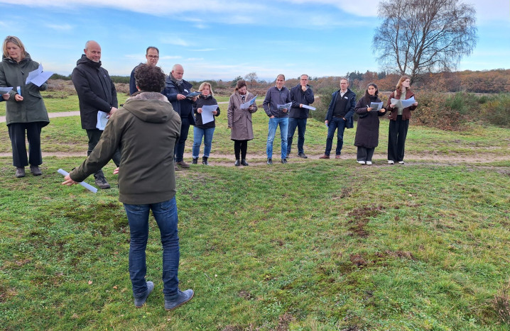 Jeroen Zomer geeft uitleg bij middeleeuwse karrensporen op de hei tijdens de cursus De Gebiedsbiografie. Foto: Ruurd Kok.