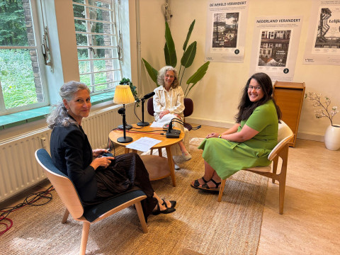 Yvonne Ploum, Michaele Hanssen en Yasmin Geradts zitten klaar voor de podcastopname