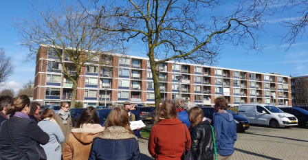 Deelnemers aan de erfgoedparticipatie-labs zijn op excursie in de wijken Peldersveld en Poelenburg in Zaandam