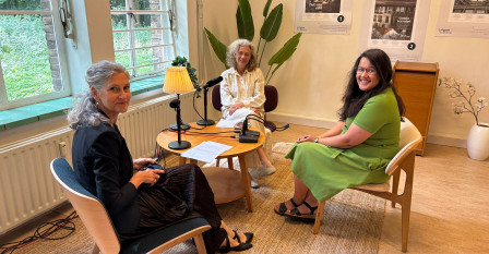 Yvonne Ploum, Michaele Hanssen en Yasmin Geradts zitten klaar voor de podcastopname