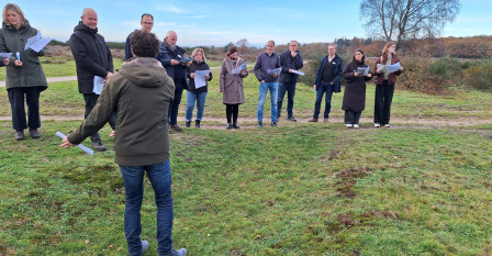 Jeroen Zomer geeft uitleg bij middeleeuwse karrensporen op de hei tijdens de cursus De Gebiedsbiografie. Foto: Ruurd Kok.
