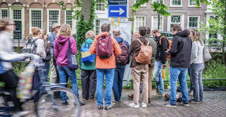 Deelnemers aan het kennisevenement tijdens de excursie, op de rug gezien